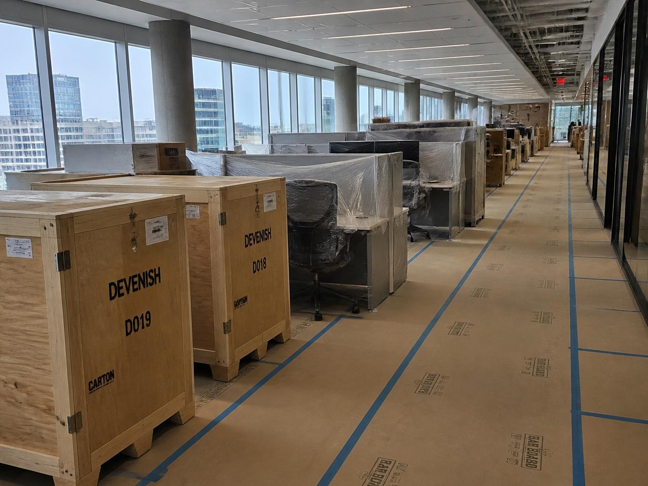 Oficina corporativa preparada para un traslado profesional